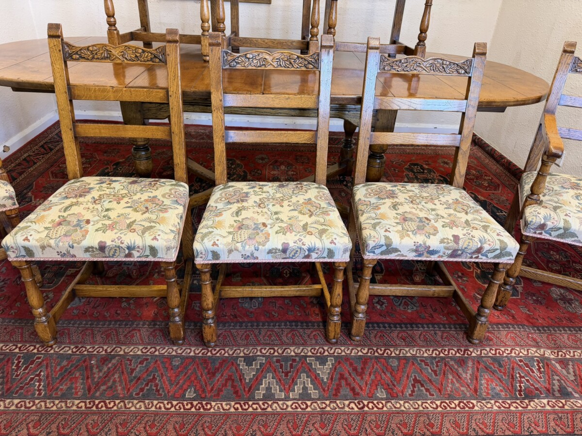 QUALITY PLANK TOP BURR OAK EXTENDING DINING TABLE AND EIGHT MATCHING CHAIRS - Image 18