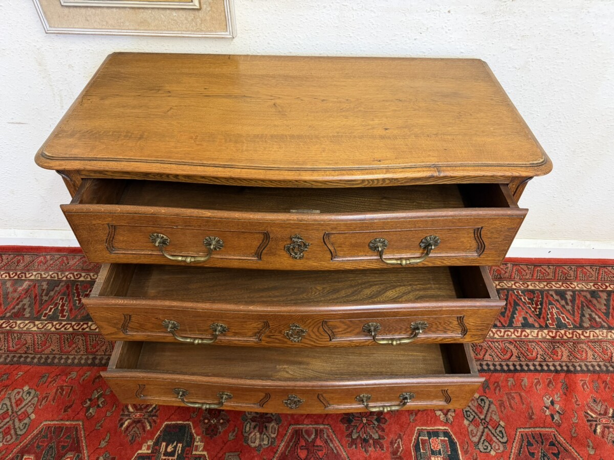 ANTIQUE FRENCH OAK CARVED CHEST OF DRAWERS CIRCA 1900 - Image 9
