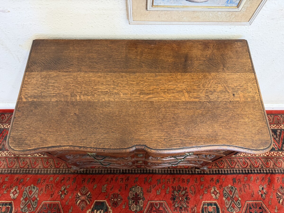 ANTIQUE CARVED OAK FRENCH SERPENTINE SHAPED COMMODE/CHEST OF DRAWERS CIRCA 1900 - Image 4