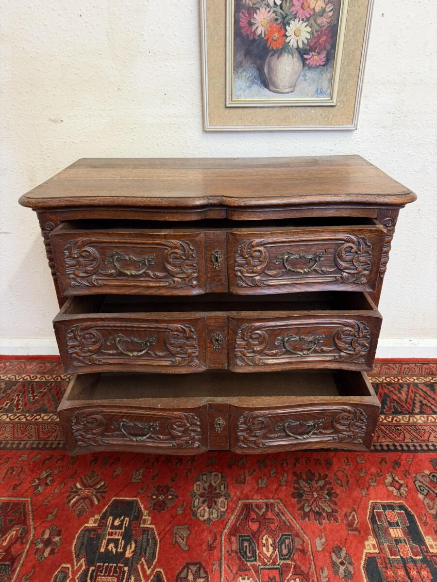 ANTIQUE CARVED OAK FRENCH SERPENTINE SHAPED COMMODE/CHEST OF DRAWERS CIRCA 1900 - Image 6