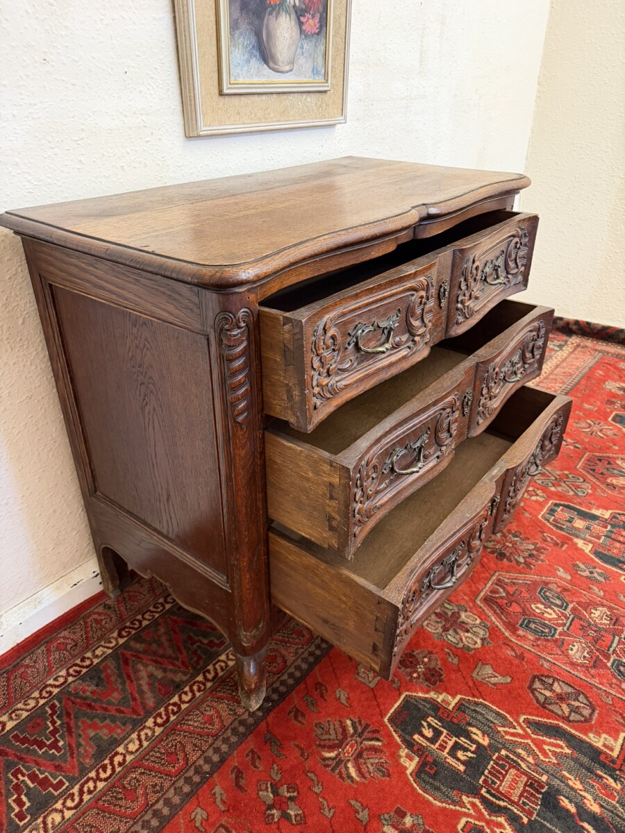 ANTIQUE CARVED OAK FRENCH SERPENTINE SHAPED COMMODE/CHEST OF DRAWERS CIRCA 1900 - Image 7