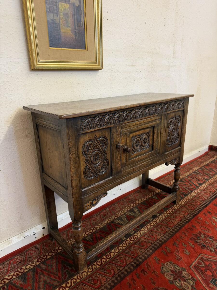 TITCHMARSH AND GOODWIN CARVED OAK CUPBOARD/CABINET - Image 3
