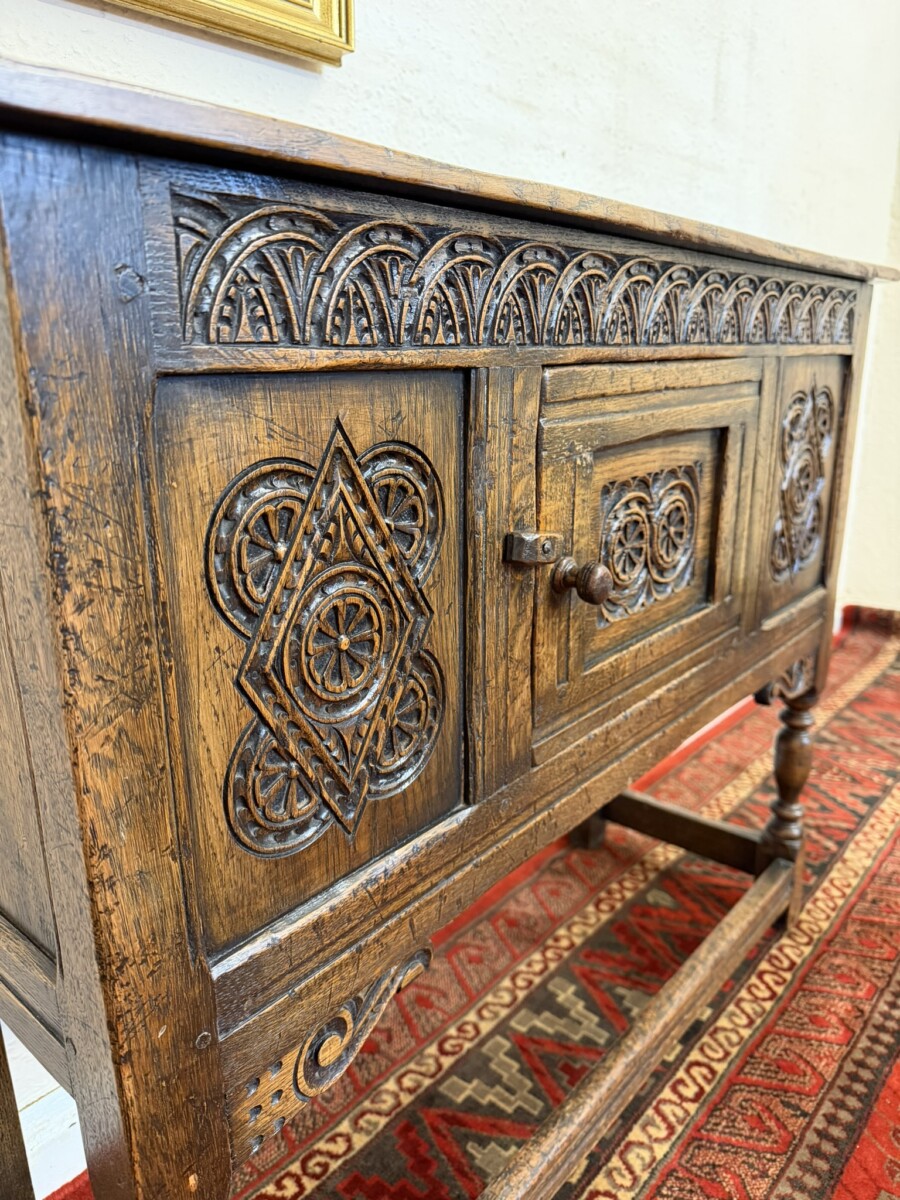 TITCHMARSH AND GOODWIN CARVED OAK CUPBOARD/CABINET - Image 4
