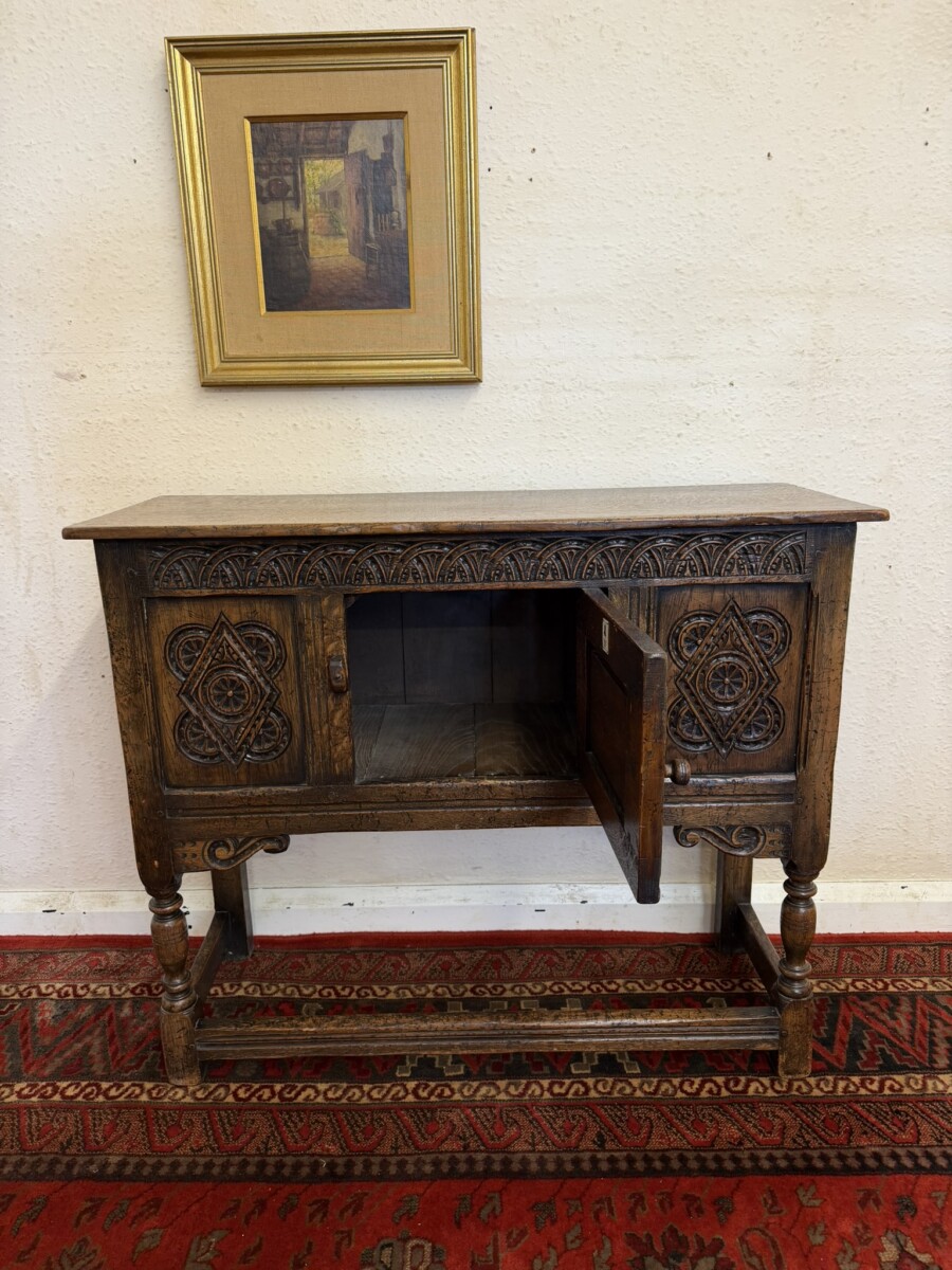 TITCHMARSH AND GOODWIN CARVED OAK CUPBOARD/CABINET - Image 8