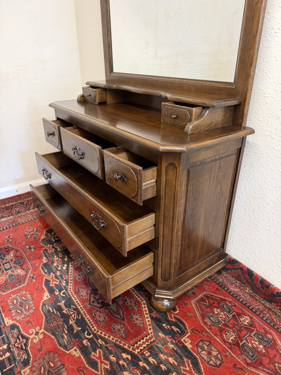 OUTSTANDING QUALITY OAK DRESSING CHEST - Image 9