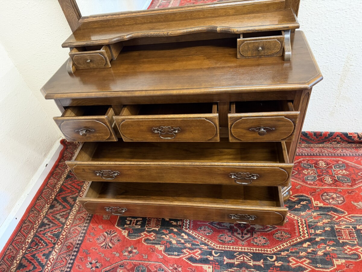 OUTSTANDING QUALITY OAK DRESSING CHEST - Image 10