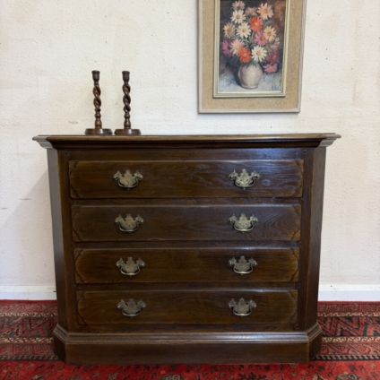 OUTSTANDING QUALITY OAK CHEST OF FOUR DRAWERS