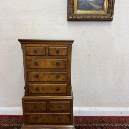 QUALITY NEAT SIZED WALNUT CHEST OF DRAWERS