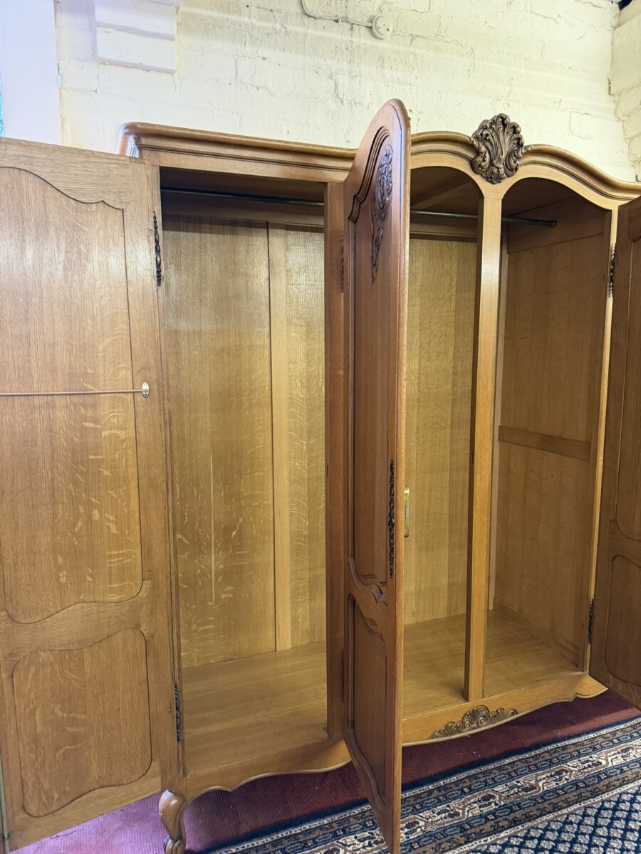 FRENCH CARVED OAK FOUR DOOR ARMOIRE/WARDROBE - Image 7