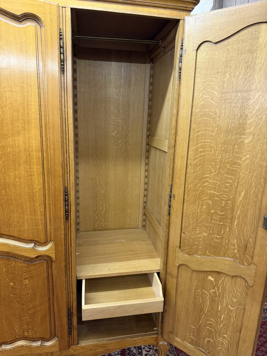 FRENCH OAK FOUR DOOR ARMOIRE/WARDROBE - Image 4