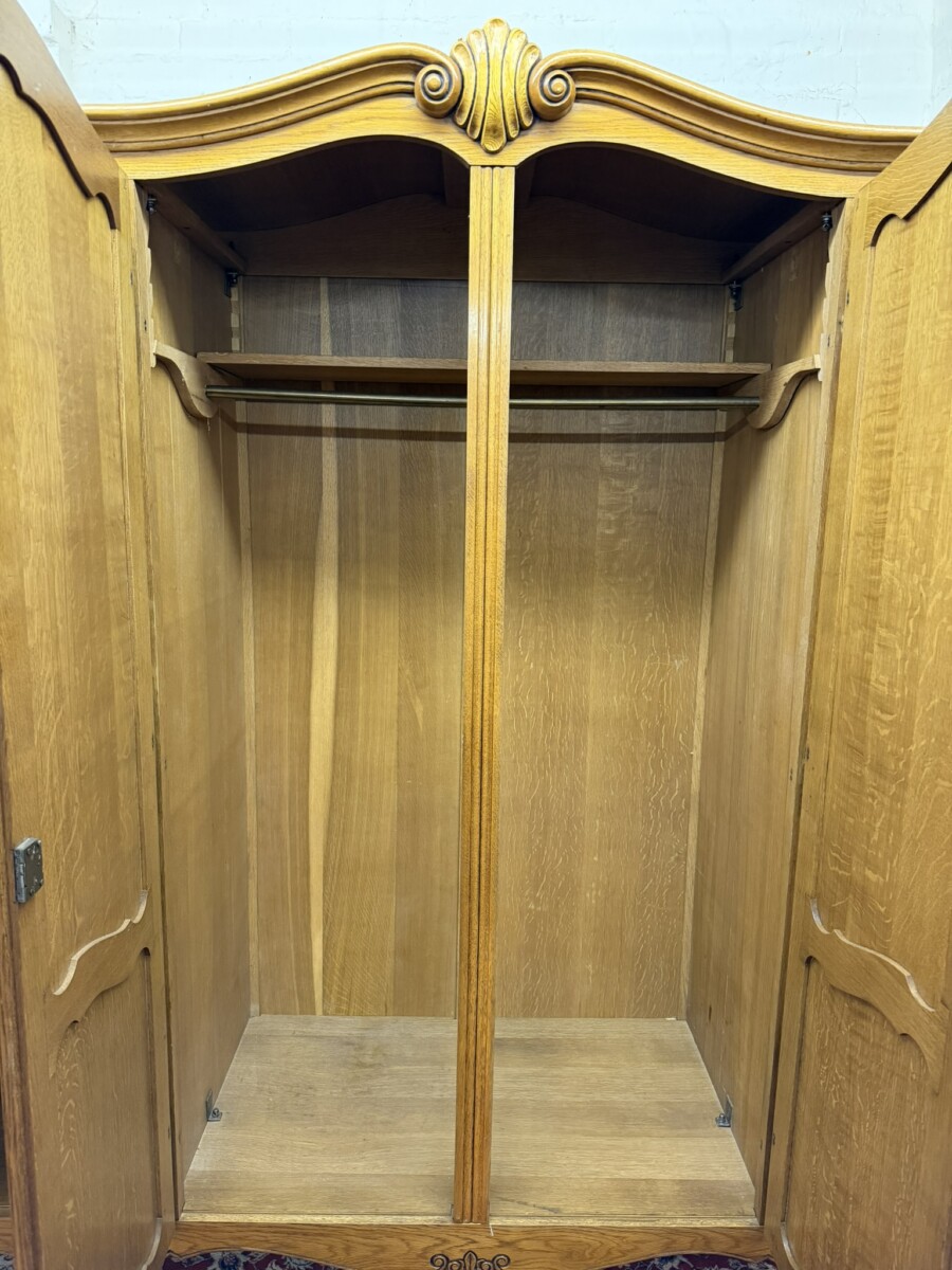 FRENCH OAK FOUR DOOR ARMOIRE/WARDROBE - Image 3