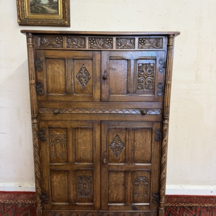 CARVED OAK CUPBOARD/DRINKS CABINET