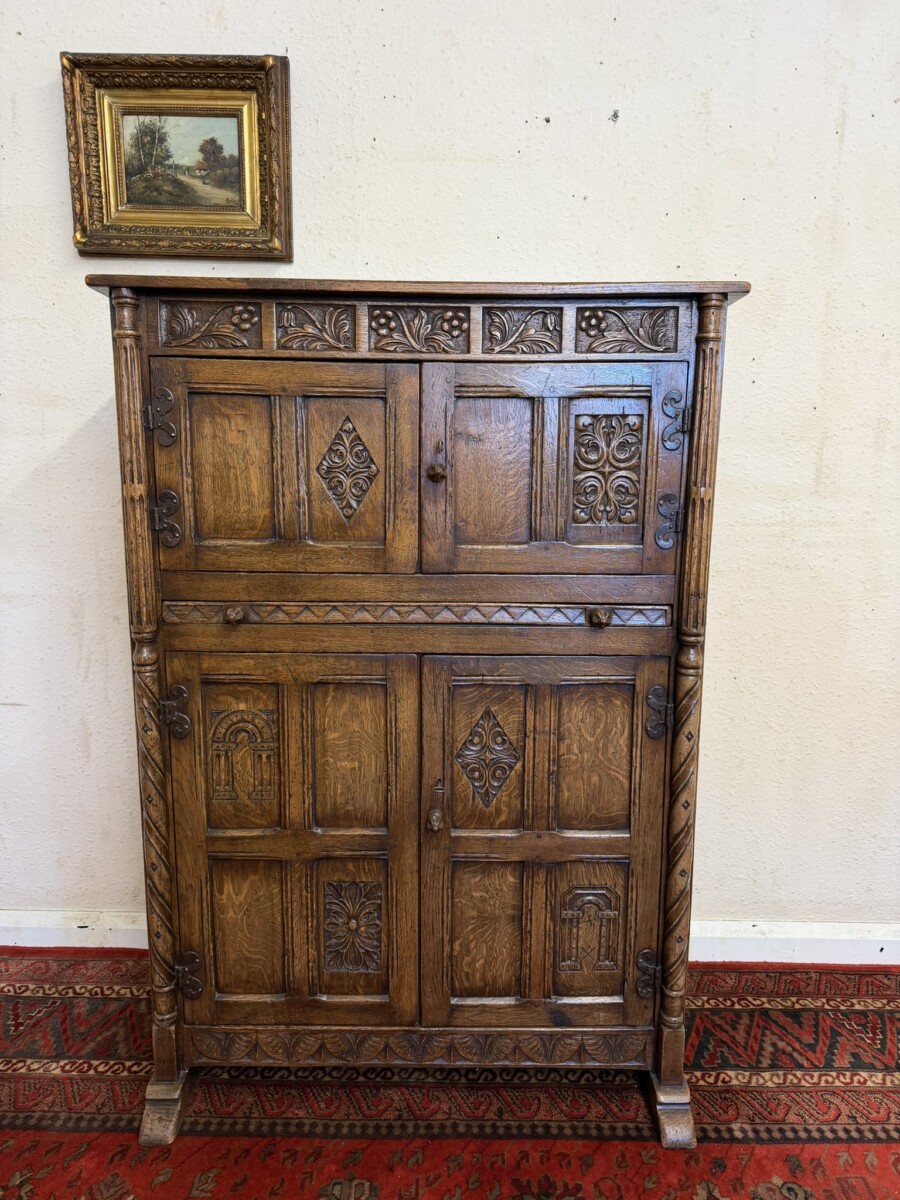 CARVED OAK CUPBOARD/DRINKS CABINET