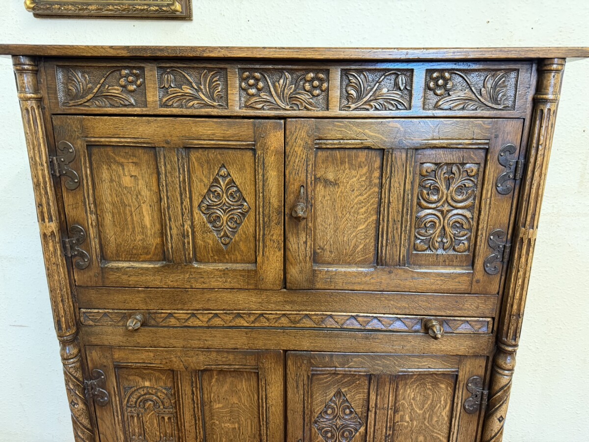 CARVED OAK CUPBOARD/DRINKS CABINET - Image 5