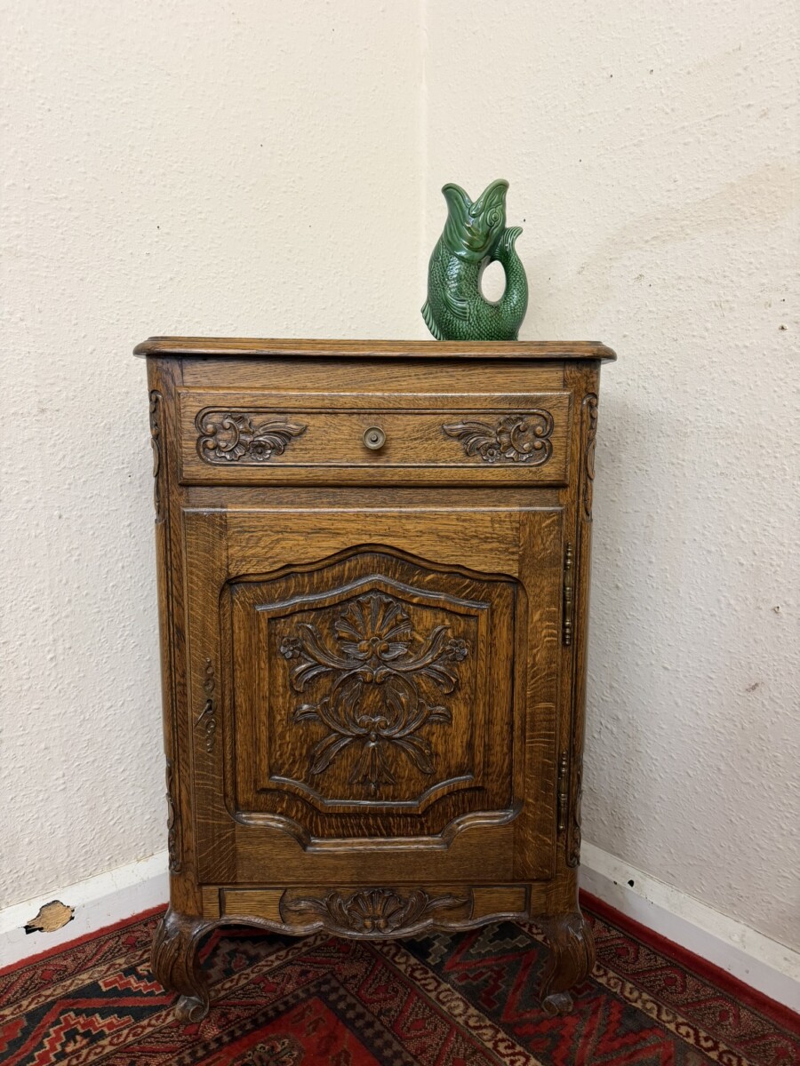 FRENCH CARVED OAK NEAT SIZED CUPBOARD CIRCA 1930