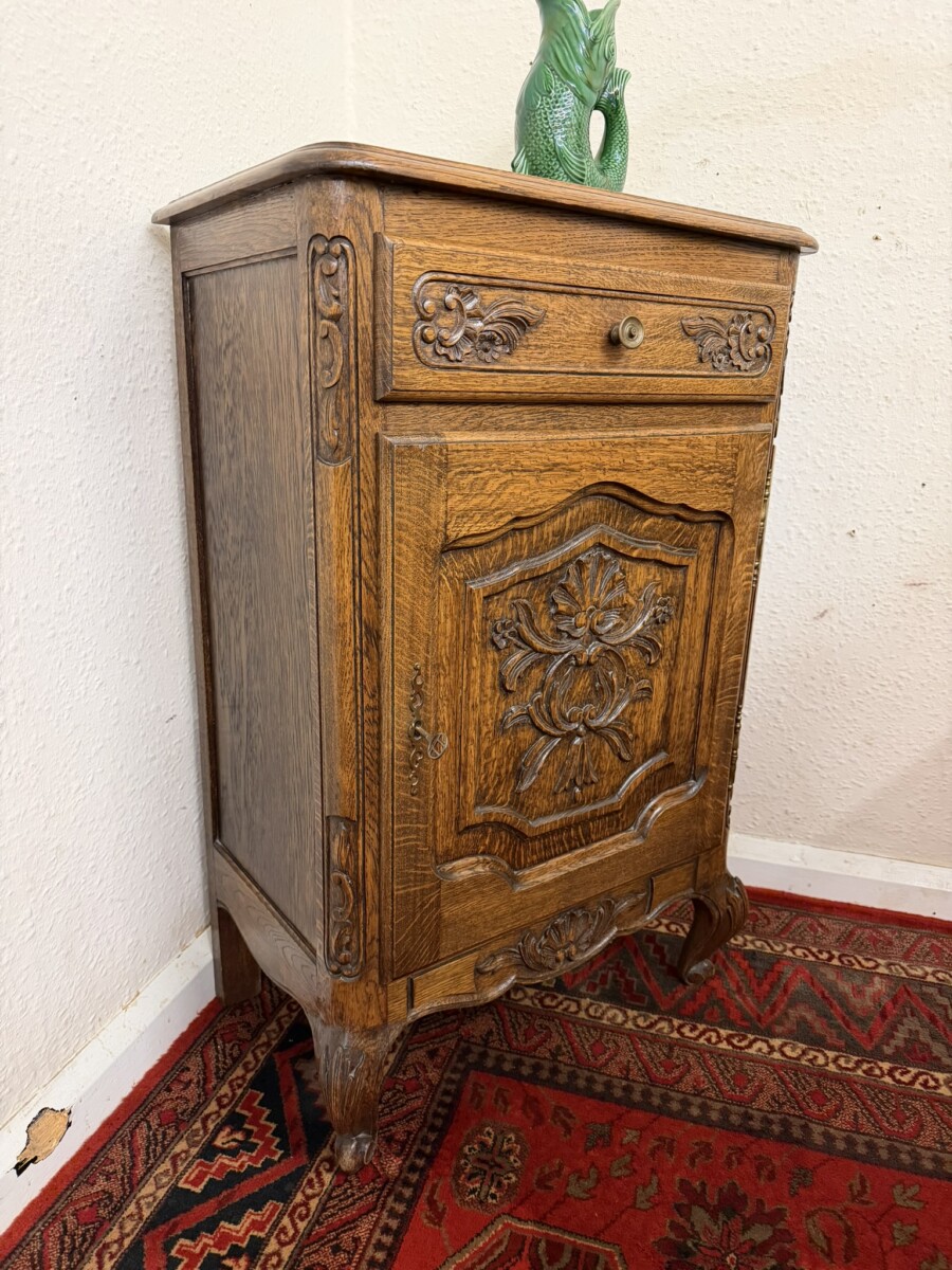FRENCH CARVED OAK NEAT SIZED CUPBOARD CIRCA 1930 - Image 2