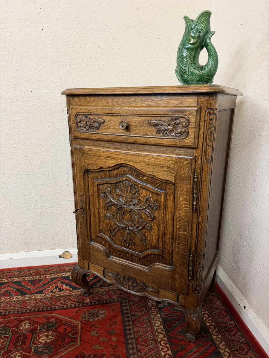 FRENCH CARVED OAK NEAT SIZED CUPBOARD CIRCA 1930 - Image 3
