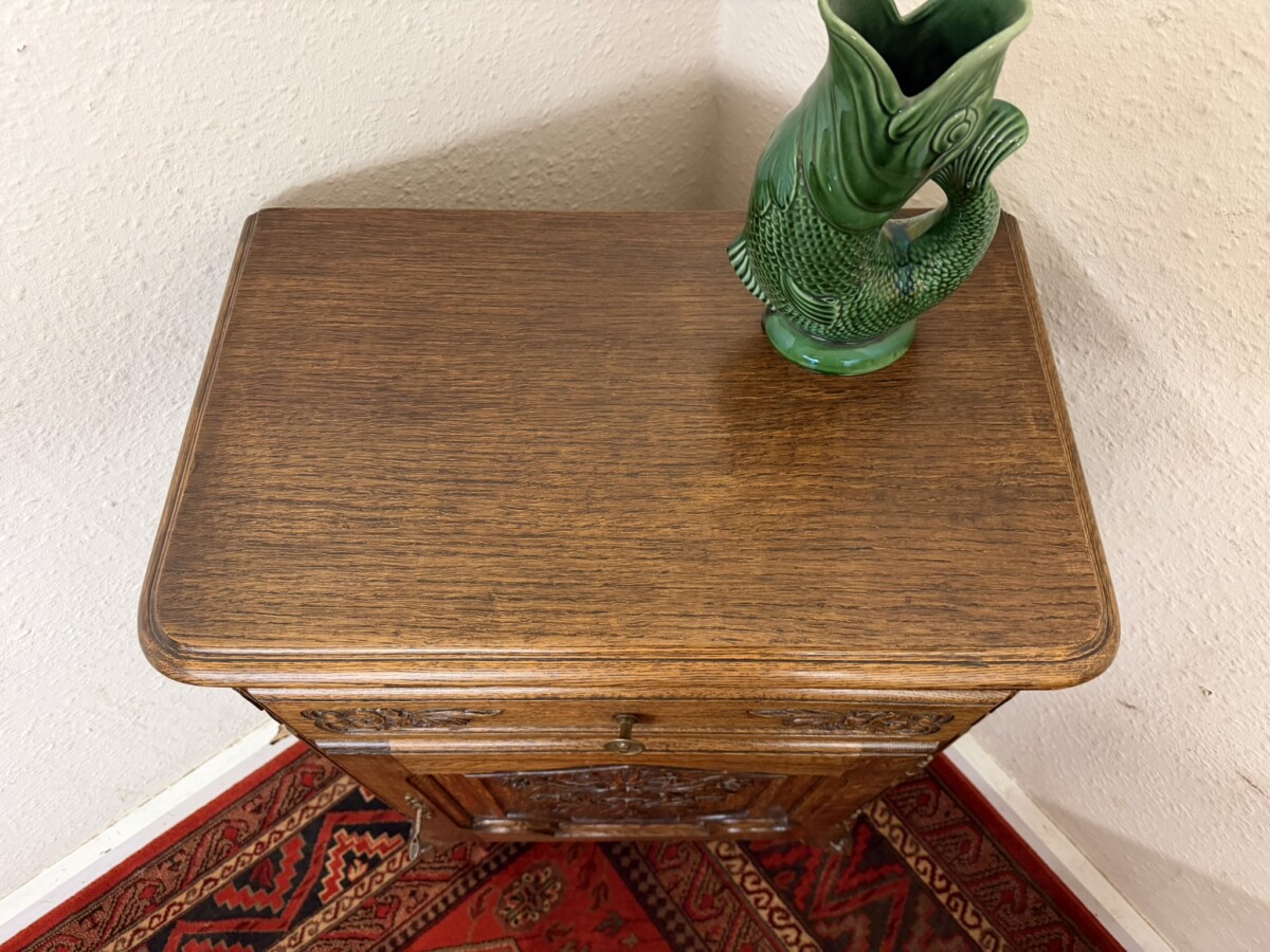 FRENCH CARVED OAK NEAT SIZED CUPBOARD CIRCA 1930 - Image 4