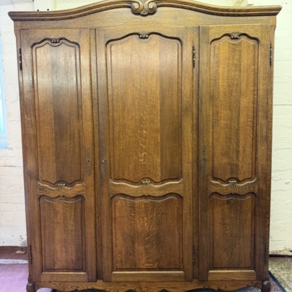QUALITY FRENCH OAK THREE DOOR ARMOIRE/WARDROBE CIRCA 1940