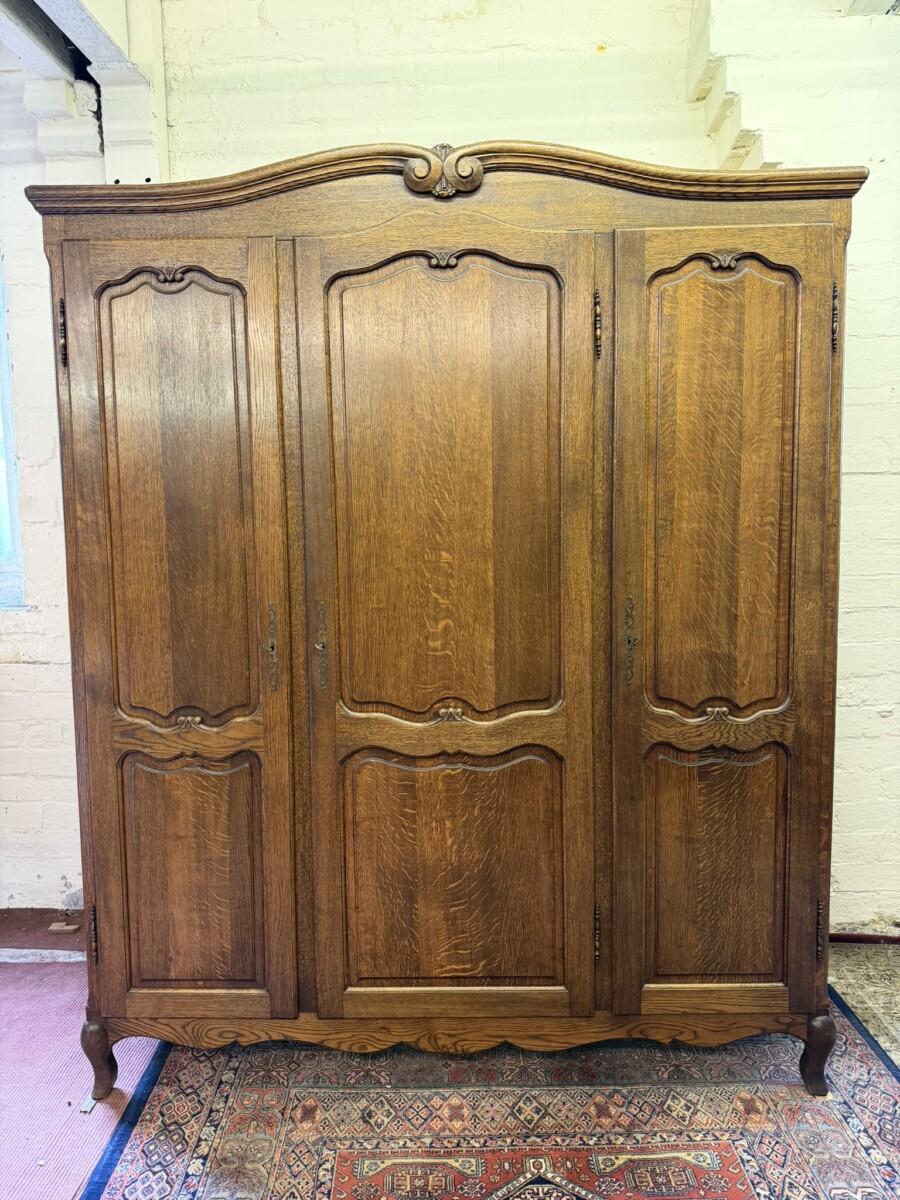 QUALITY FRENCH OAK THREE DOOR ARMOIRE/WARDROBE CIRCA 1940