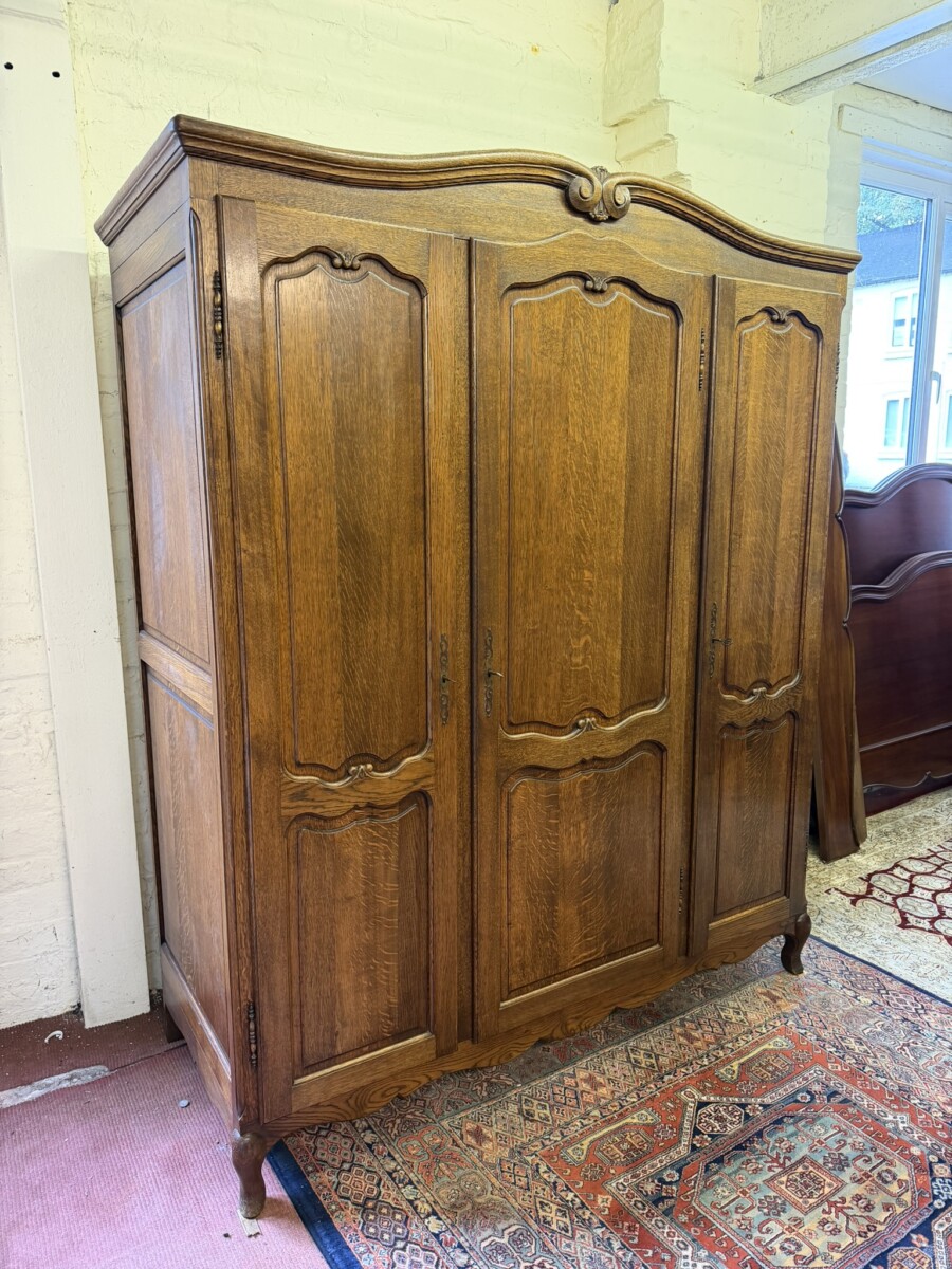QUALITY FRENCH OAK THREE DOOR ARMOIRE/WARDROBE CIRCA 1940 - Image 2