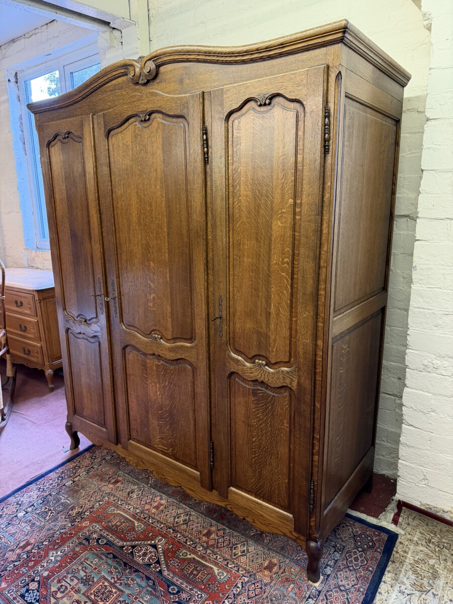 QUALITY FRENCH OAK THREE DOOR ARMOIRE/WARDROBE CIRCA 1940 - Image 3