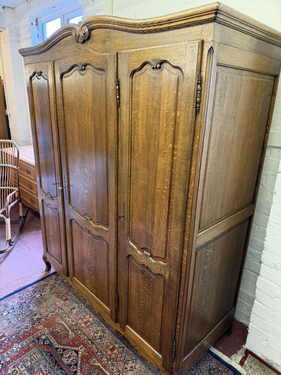 QUALITY FRENCH OAK THREE DOOR ARMOIRE/WARDROBE CIRCA 1940 - Image 5