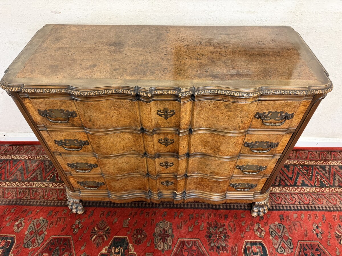 ANTIQUE FRENCH BURR WALNUT SERPENTINECHEST/COMMODE CIRCA 1910 - Image 5