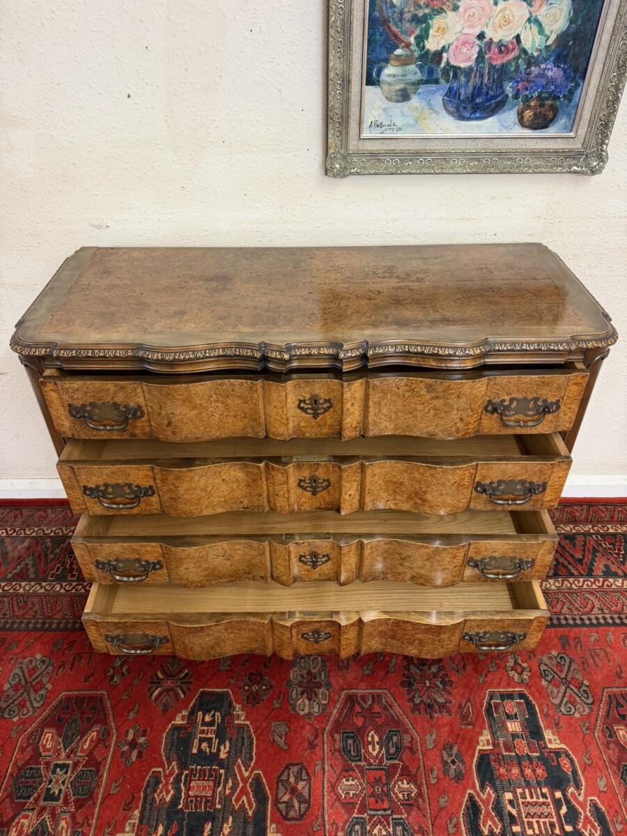 ANTIQUE FRENCH BURR WALNUT SERPENTINECHEST/COMMODE CIRCA 1910 - Image 9