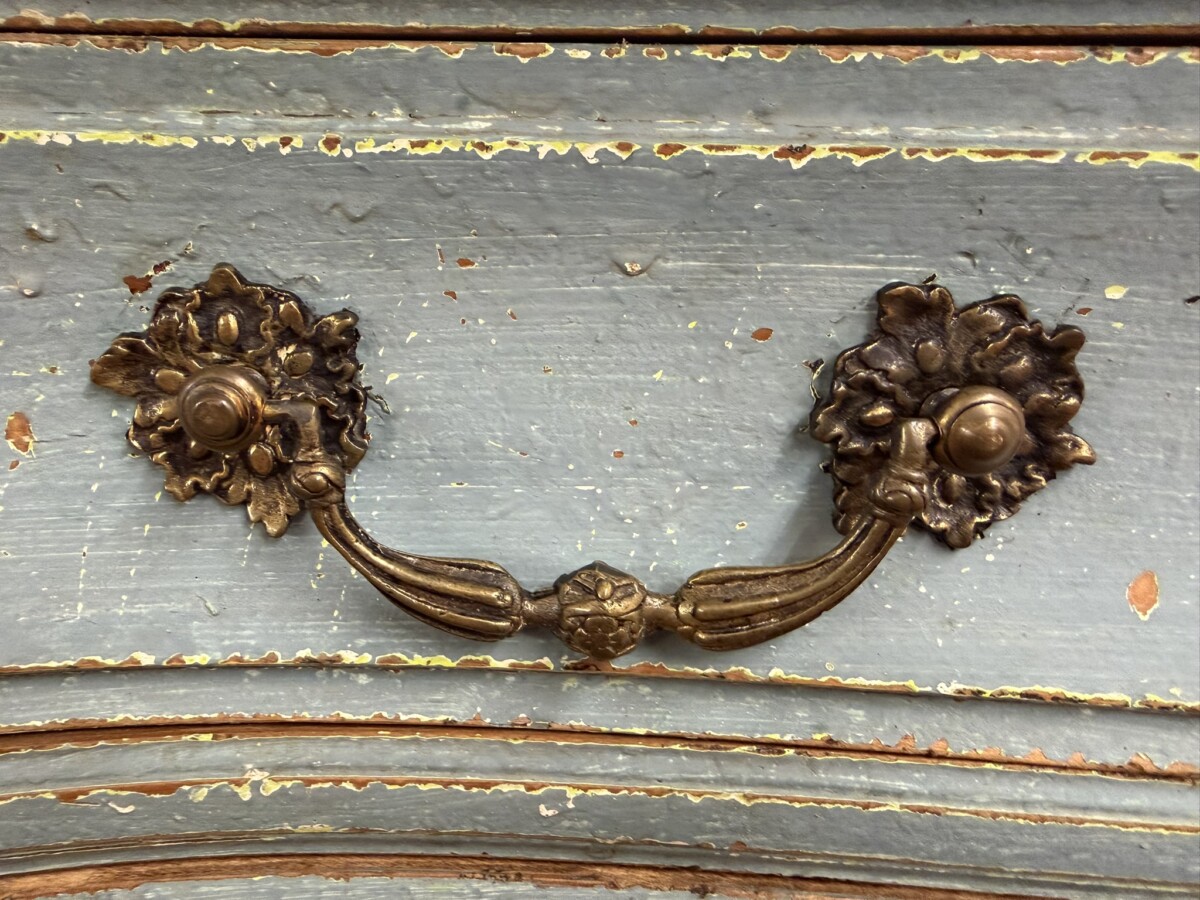 QUALITY HAND PAINTED SOUTHERN FRENCH BOMBE COMMODE/CHEST CIRCA 1930 - Image 4