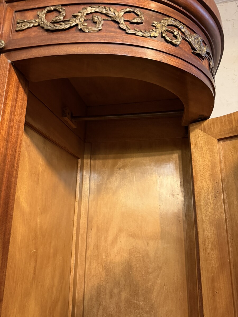 ANTIQUE FRENCH MAHOAGNY AND GILT CURVED ARMOIRE/WARDROBE CIRCA 1880 - Image 10