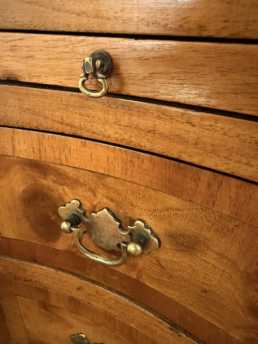 QUALITY BURR WALNUT SERPENTINE SHAPED CHEST OF DRAWERS /BACHELORS CHEST - Image 6