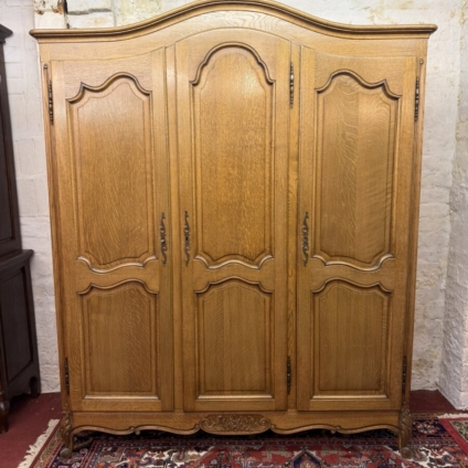QUALITY FRENCH CARVED OAK THREE DOOR ARMOIRE/WARDROBE CIRCA 1930