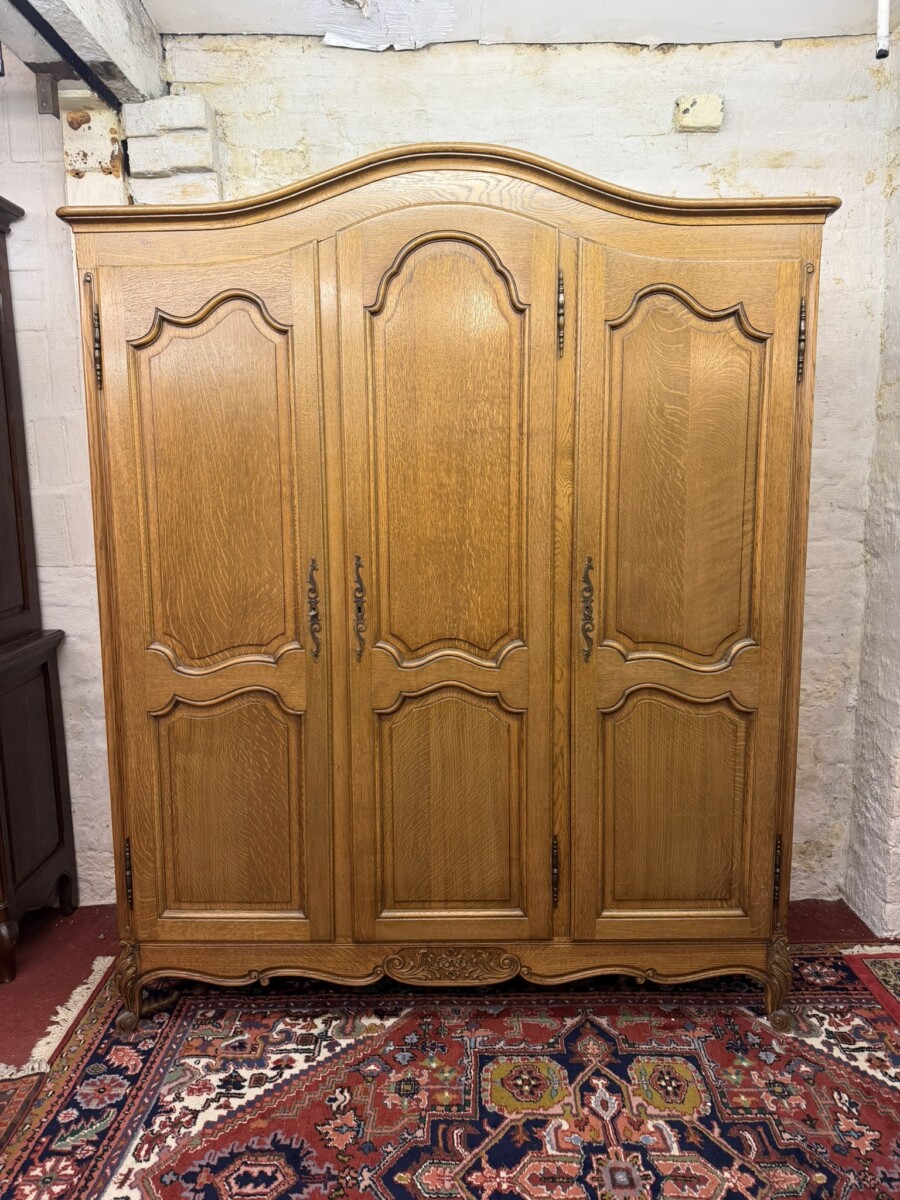 QUALITY FRENCH CARVED OAK THREE DOOR ARMOIRE/WARDROBE CIRCA 1930