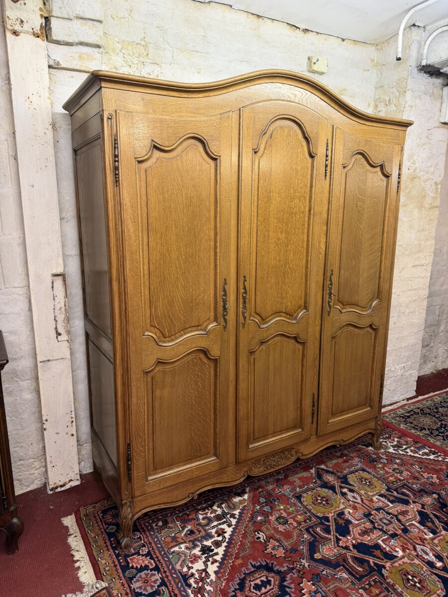 QUALITY FRENCH CARVED OAK THREE DOOR ARMOIRE/WARDROBE CIRCA 1930 - Image 2