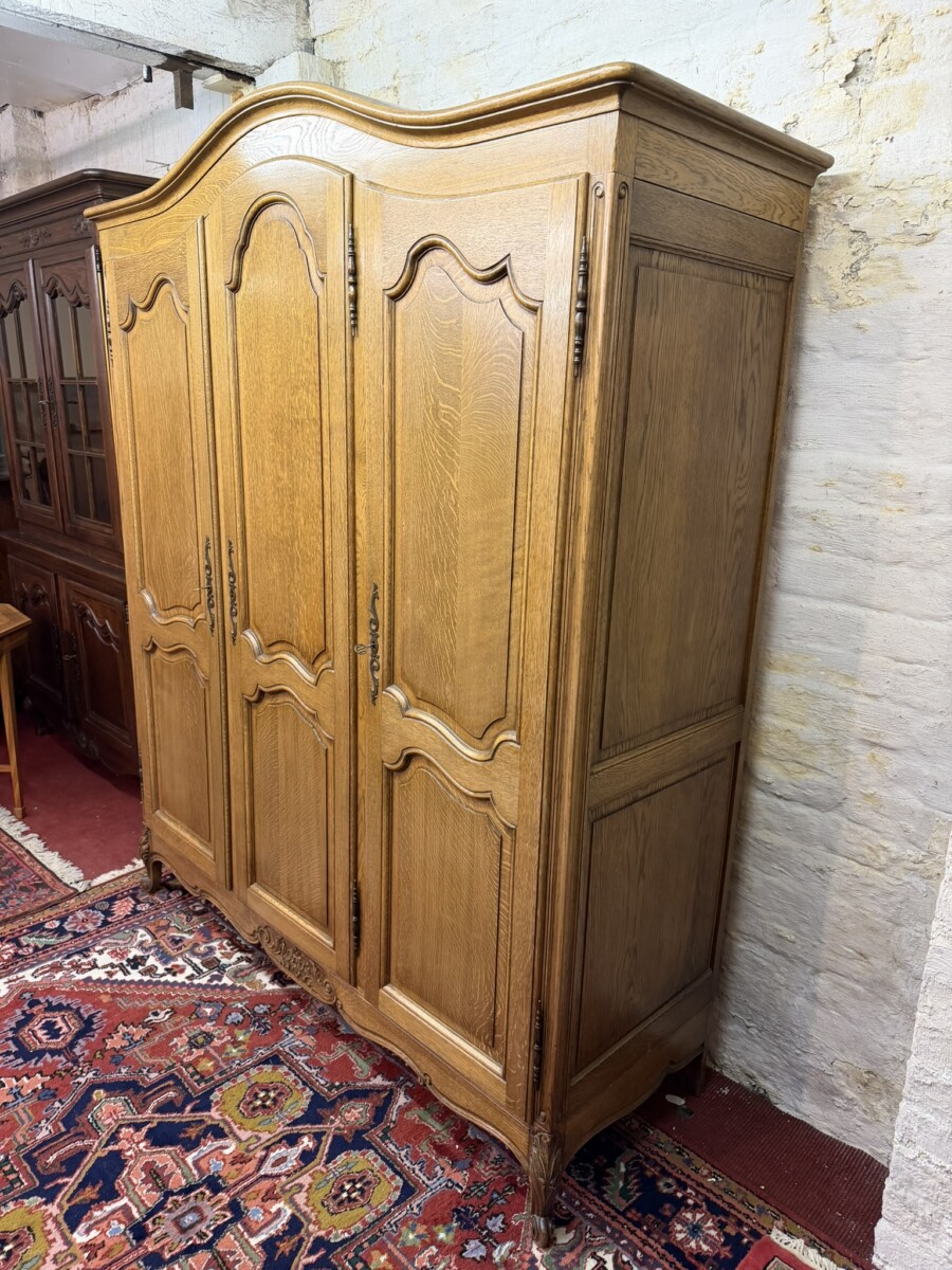 QUALITY FRENCH CARVED OAK THREE DOOR ARMOIRE/WARDROBE CIRCA 1930 - Image 3