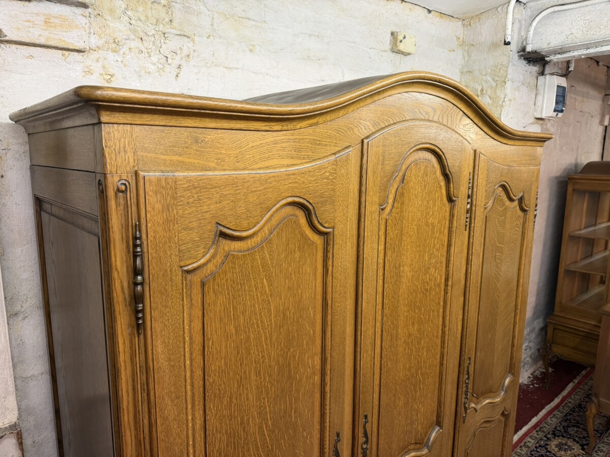 QUALITY FRENCH CARVED OAK THREE DOOR ARMOIRE/WARDROBE CIRCA 1930 - Image 4
