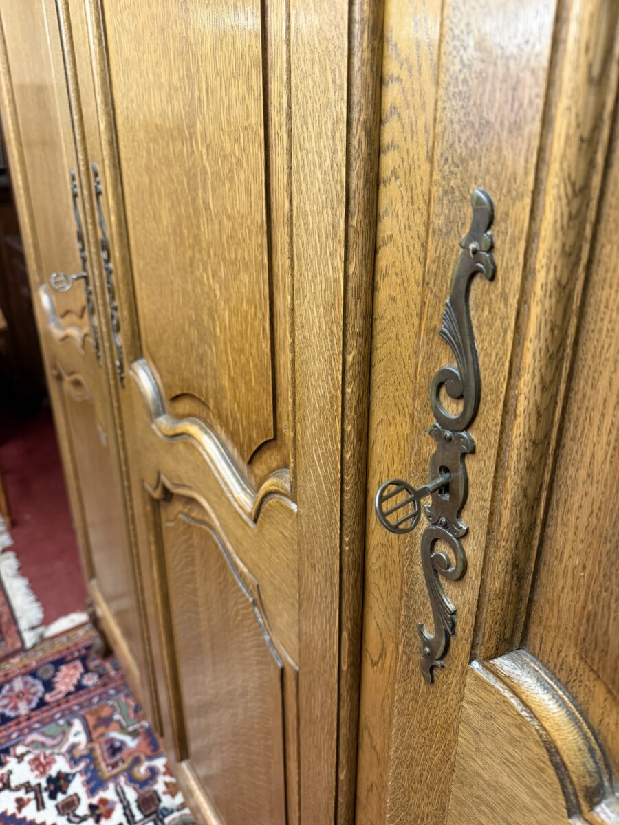 QUALITY FRENCH CARVED OAK THREE DOOR ARMOIRE/WARDROBE CIRCA 1930 - Image 5
