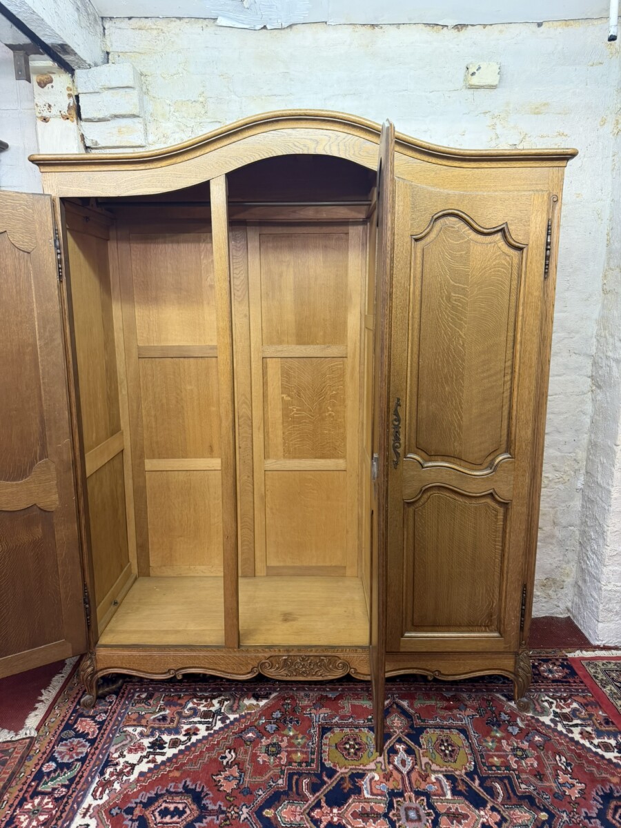 QUALITY FRENCH CARVED OAK THREE DOOR ARMOIRE/WARDROBE CIRCA 1930 - Image 7
