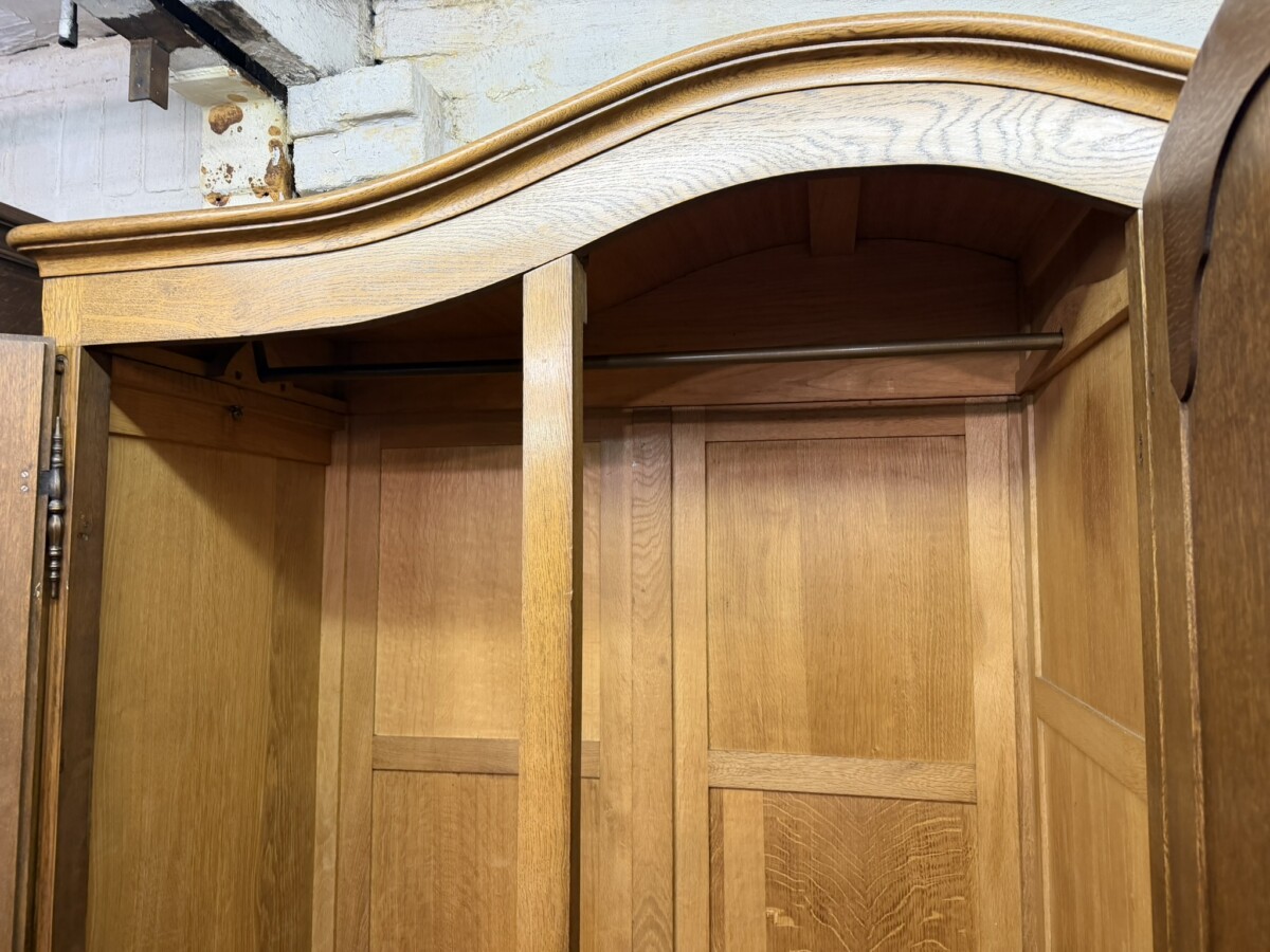 QUALITY FRENCH CARVED OAK THREE DOOR ARMOIRE/WARDROBE CIRCA 1930 - Image 8