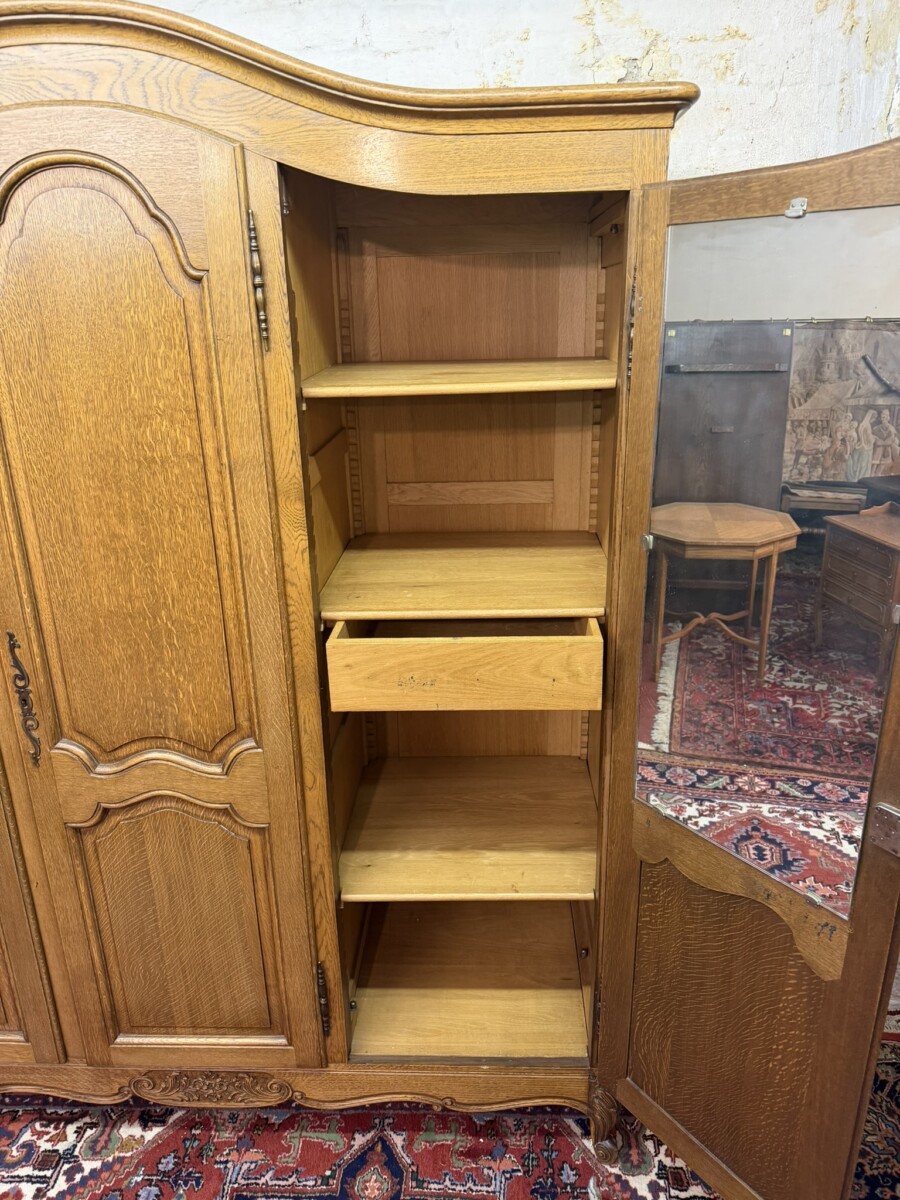 QUALITY FRENCH CARVED OAK THREE DOOR ARMOIRE/WARDROBE CIRCA 1930 - Image 10