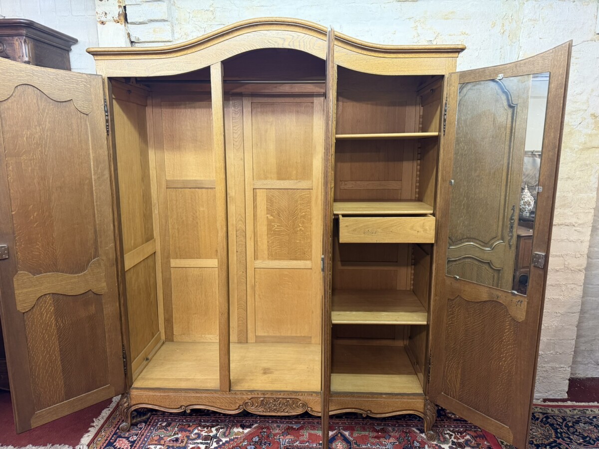 QUALITY FRENCH CARVED OAK THREE DOOR ARMOIRE/WARDROBE CIRCA 1930 - Image 11