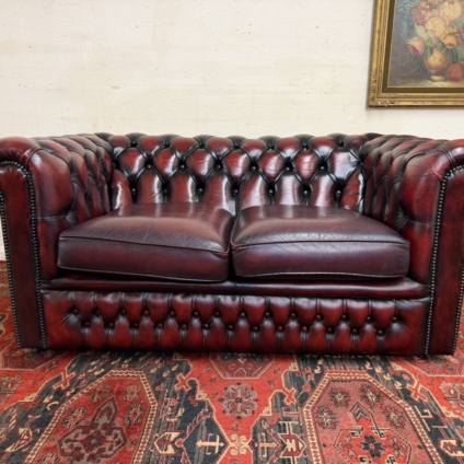 TRADITIONAL TWO SEATER ANTIQUE RED LEATHER CHESTERFIELD SOFA/SETTEE