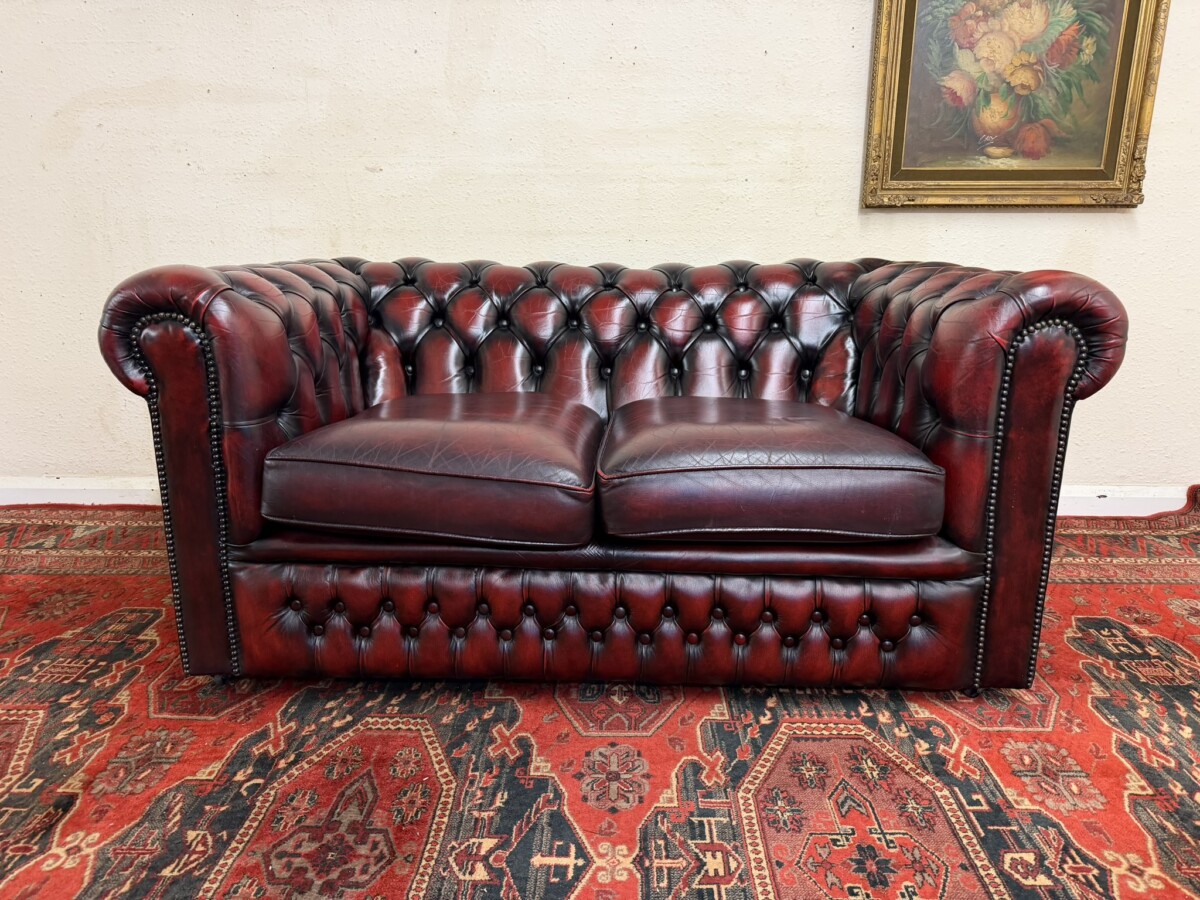 TRADITIONAL TWO SEATER ANTIQUE RED LEATHER CHESTERFIELD SOFA/SETTEE