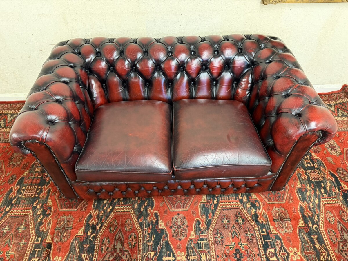 TRADITIONAL TWO SEATER ANTIQUE RED LEATHER CHESTERFIELD SOFA/SETTEE - Image 2