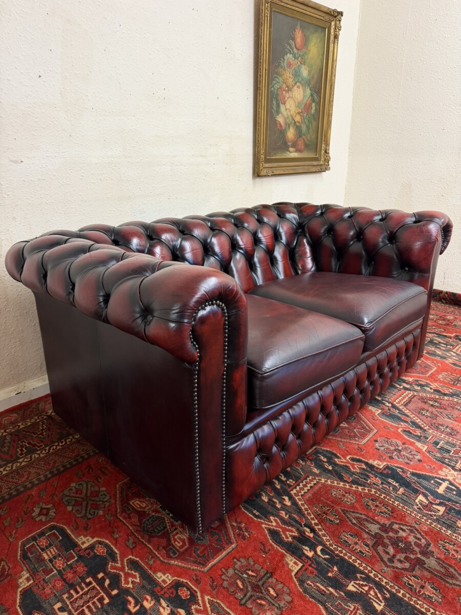 TRADITIONAL TWO SEATER ANTIQUE RED LEATHER CHESTERFIELD SOFA/SETTEE - Image 3