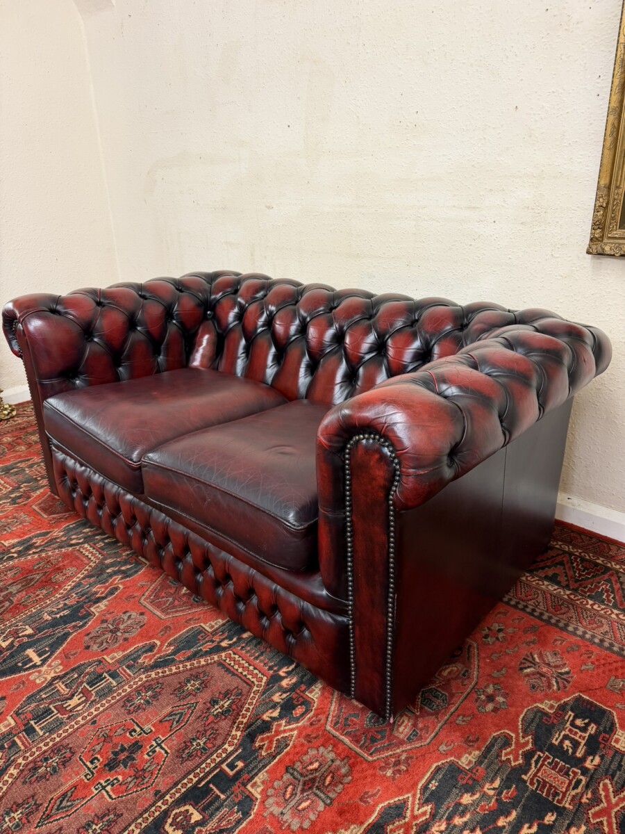 TRADITIONAL TWO SEATER ANTIQUE RED LEATHER CHESTERFIELD SOFA/SETTEE - Image 4