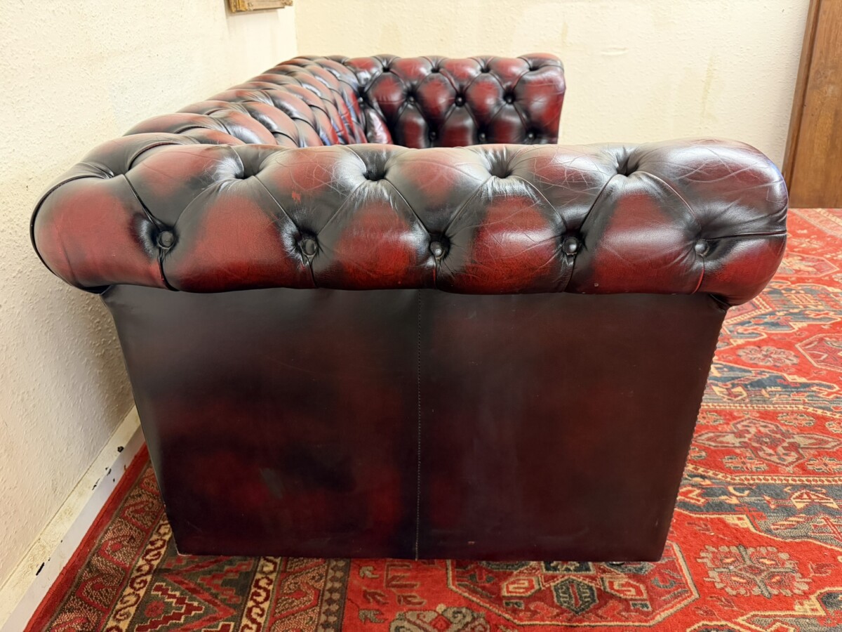 TRADITIONAL TWO SEATER ANTIQUE RED LEATHER CHESTERFIELD SOFA/SETTEE - Image 5