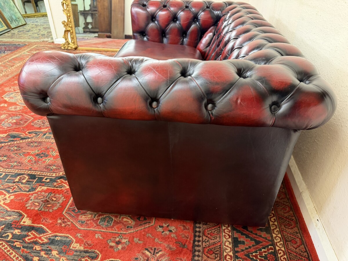 TRADITIONAL TWO SEATER ANTIQUE RED LEATHER CHESTERFIELD SOFA/SETTEE - Image 6