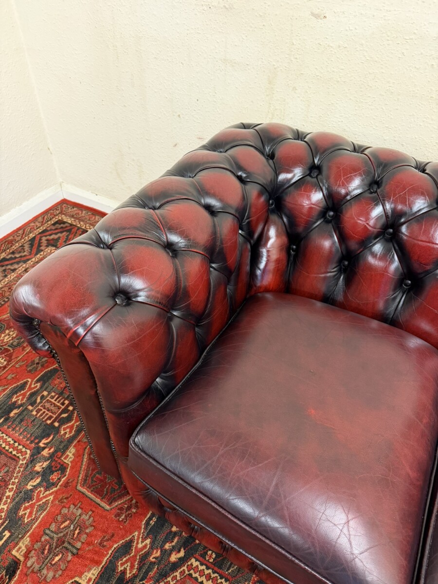 TRADITIONAL TWO SEATER ANTIQUE RED LEATHER CHESTERFIELD SOFA/SETTEE - Image 7